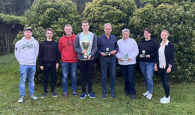 Sieger 2024 von links nach rechts: Dominik Kötter, Florian Leise, Mathias Löw, Marvin Schölisch, Uwe Haverkamp, Angelika Hürkamp, Anne-Marie Brinkmeier, Eva Haverkamp